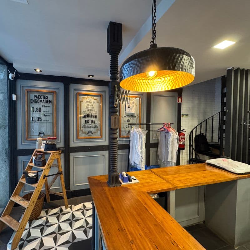 Interior da Ferraria com balcão de madeira e decoração vintage industrial