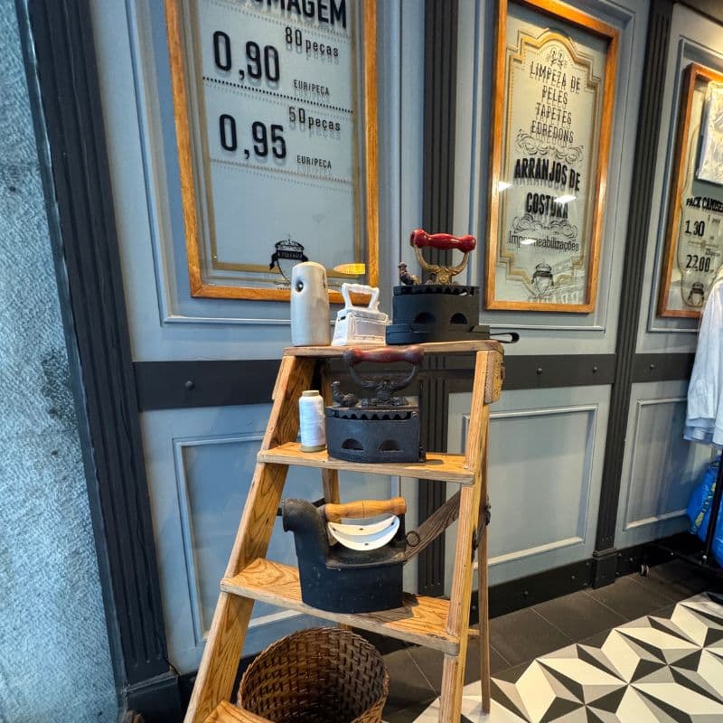 Elementos decorativos vintage - escada com ferros antigos e tabelas de preços