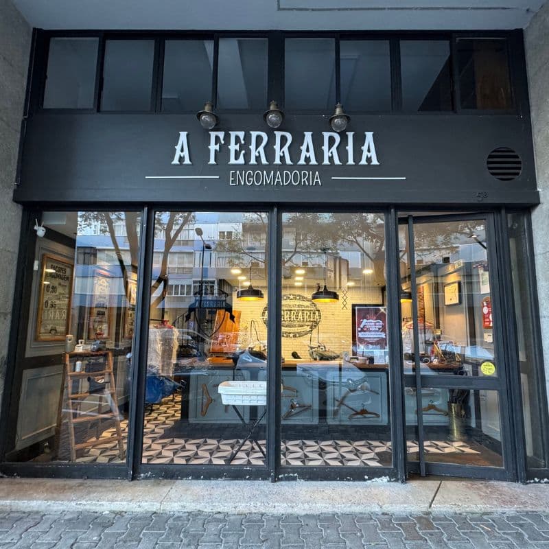 Fachada da A Ferraria Engomadoria durante o dia