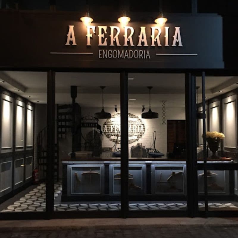 Fachada da A Ferraria Engomadoria à noite